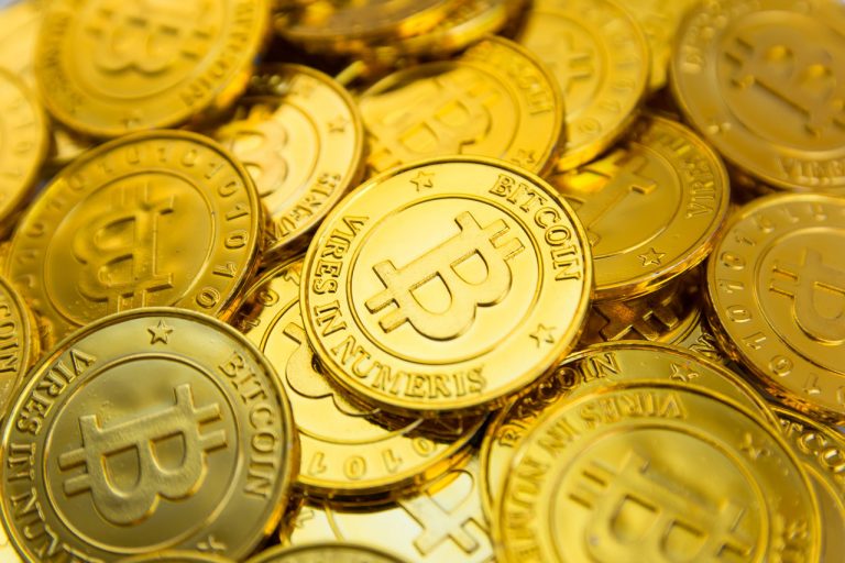 Monety z symbolem kryptowaluty bitcoin